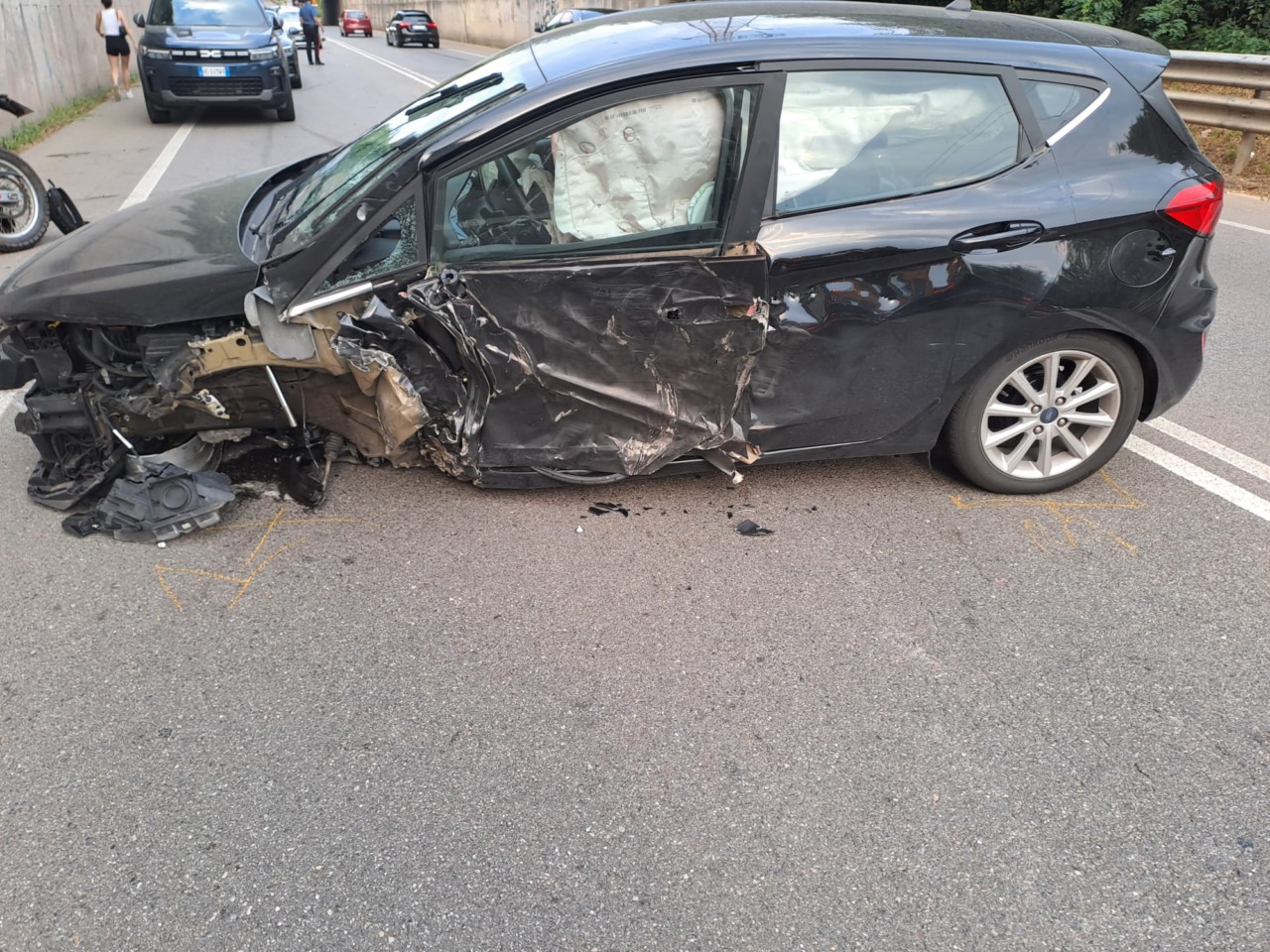 Incidente frontale tra un’auto e un tir sulla “Bananina”: 19enne salva per miracolo