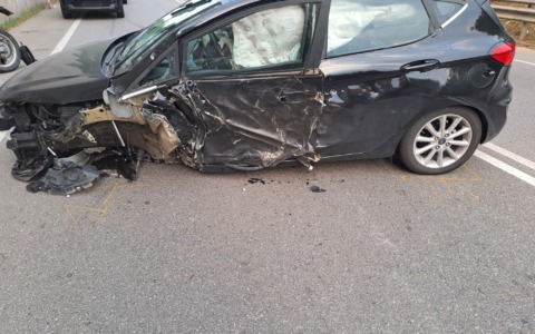 Incidente frontale tra un’auto e un tir sulla “Bananina”: 19enne salva per miracolo