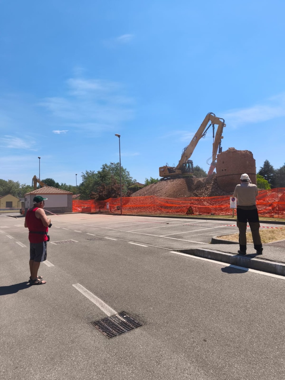 Abbattuta la storica ciminiera di Carnate, simbolo del paese