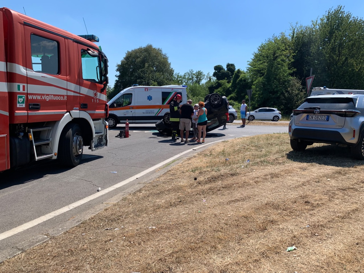 Auto si ribalta dopo uno schianto all’incrocio