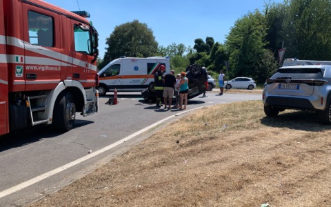 Auto si ribalta dopo uno schianto all’incrocio