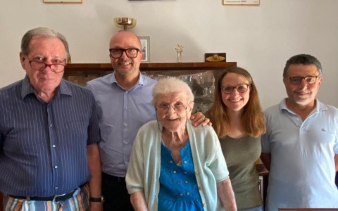 Cento anni di Aurora Vimercati: risotto giallo e parole crociate per un compleanno speciale