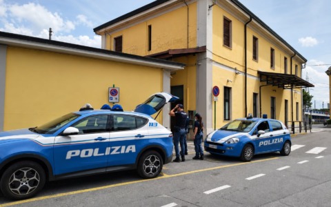 Controlli notturni alla stazione di Carnate: 80 persone identificate e sequestri di droga
