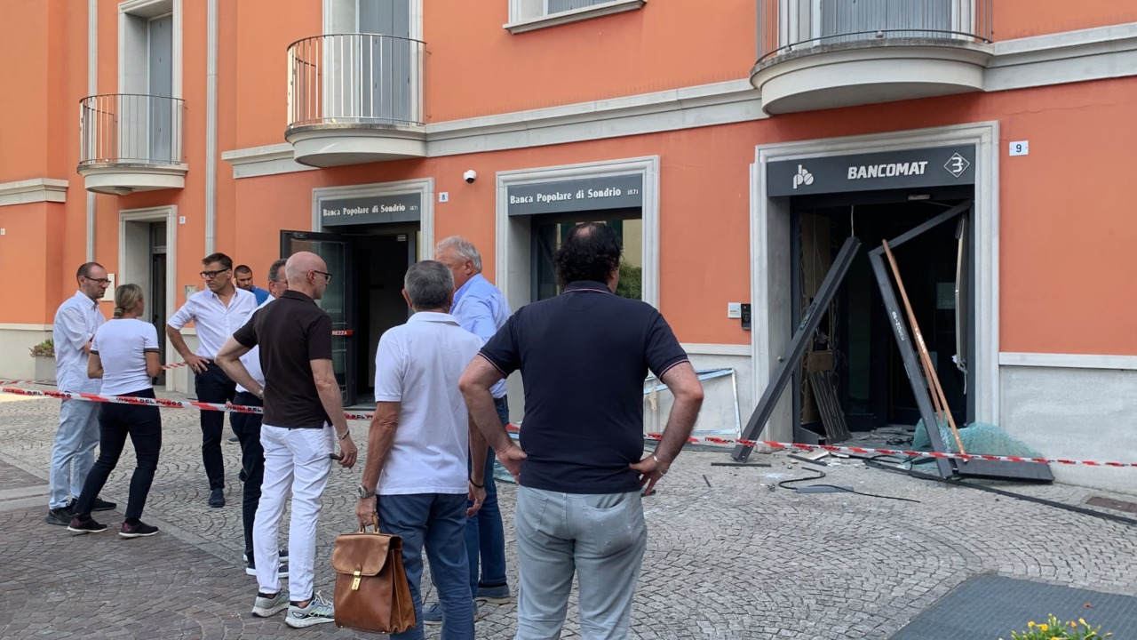 Furto audace: esplode il bancomat della Banca Popolare di Sondrio