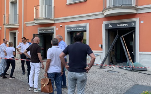 Furto audace: esplode il bancomat della Banca Popolare di Sondrio