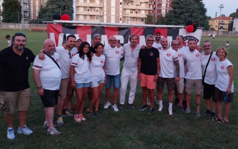 Il Milan Club ‘La Santa Rossonera’ dona un defibrillatore a Villasanta e aiuta la Cosov