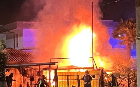 Incendio di un’automobile in un’area parcheggio a Concorezzo