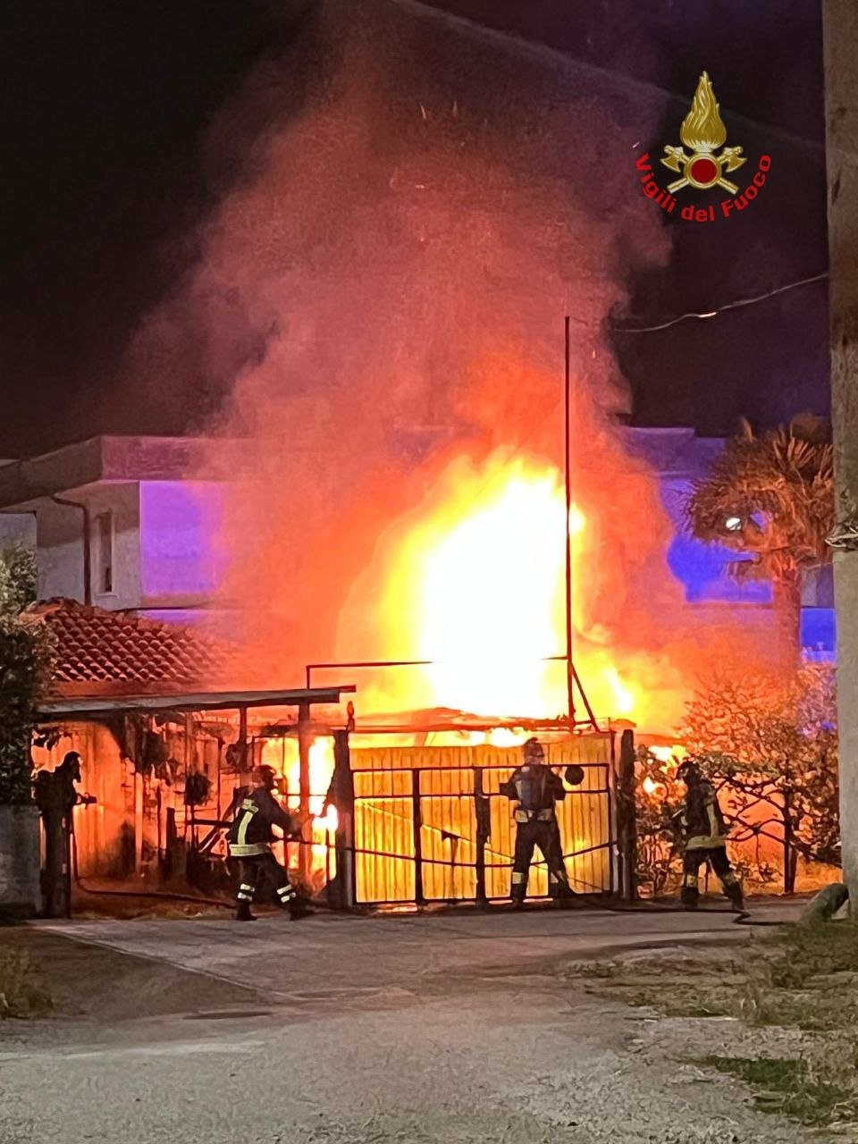 Incendio di un’automobile in un’area parcheggio a Concorezzo