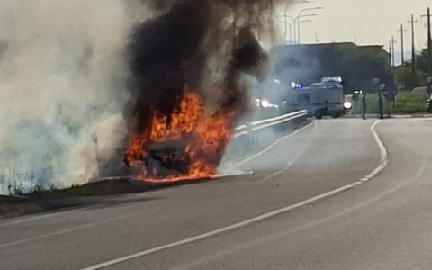 Incidente sulla SP2: auto in fiamme, conducente illeso