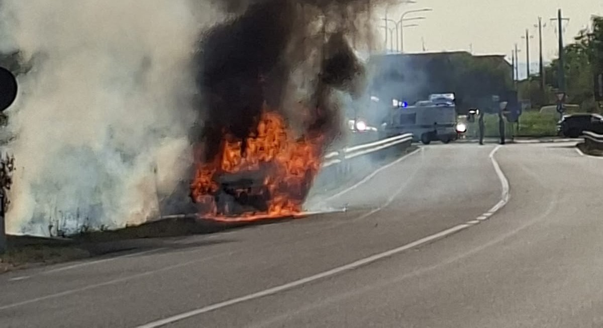 Incidente sulla SP2: auto in fiamme, conducente illeso