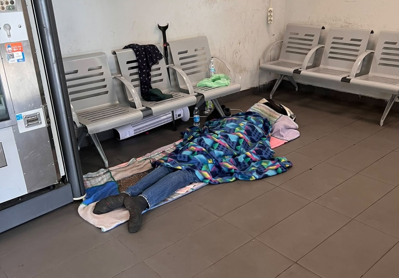 La foto di un senzatetto in stazione rispecchia una frattura sociale profonda
