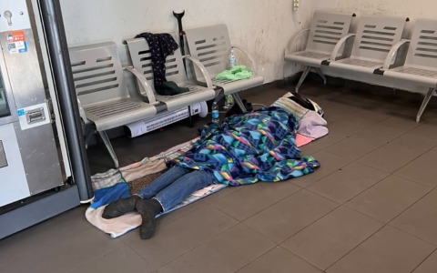 La foto di un senzatetto in stazione rispecchia una frattura sociale profonda