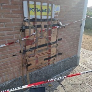 Vandalismo colpisce sportello bancomat a Roncello
