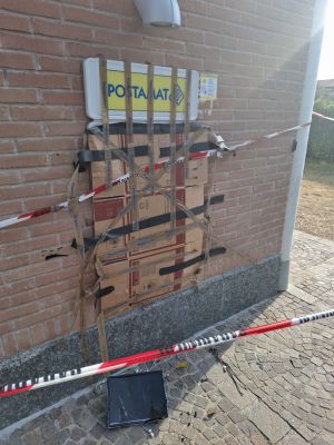 Vandalismo colpisce sportello bancomat a Roncello